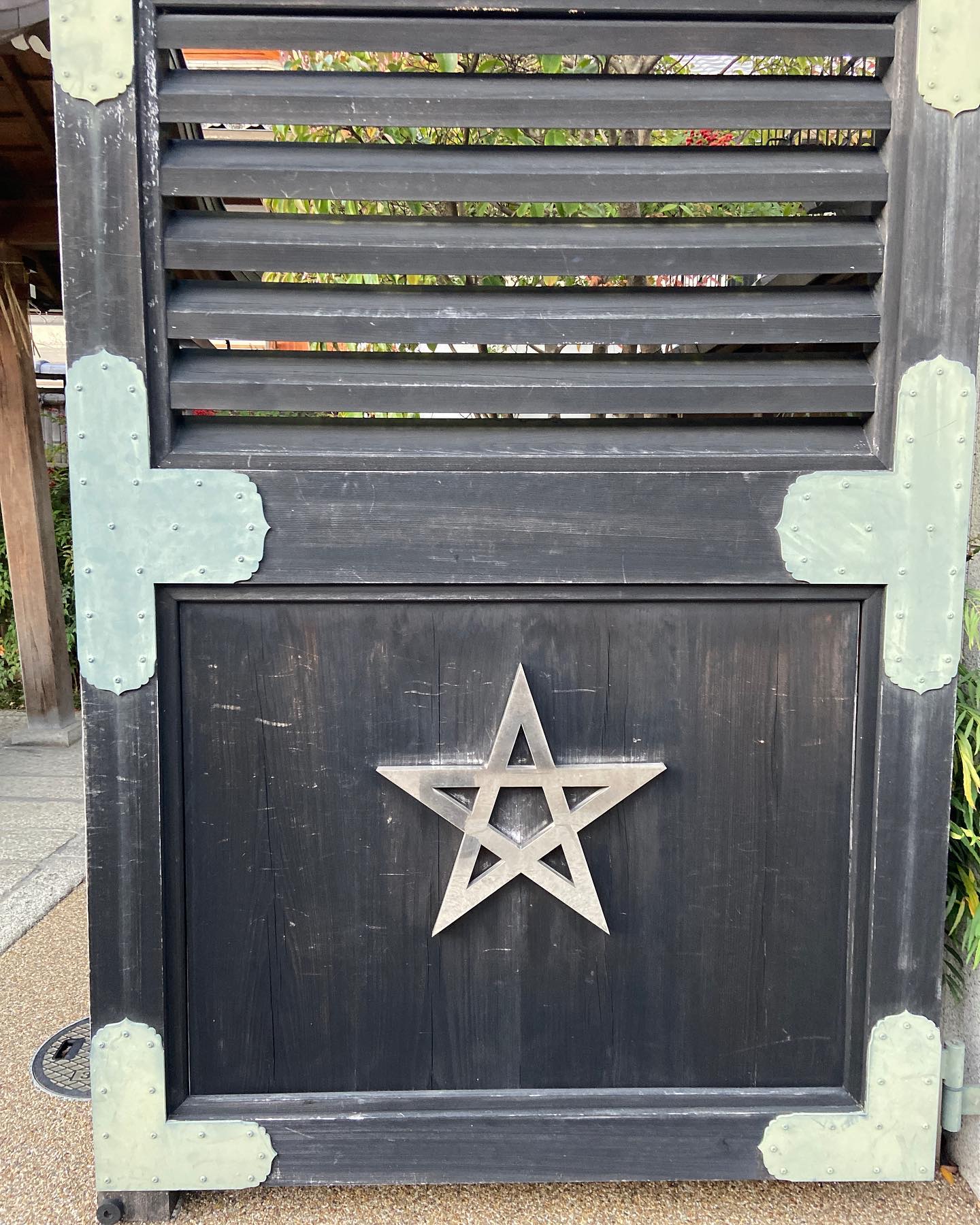 晴明神社の扉の五芒星