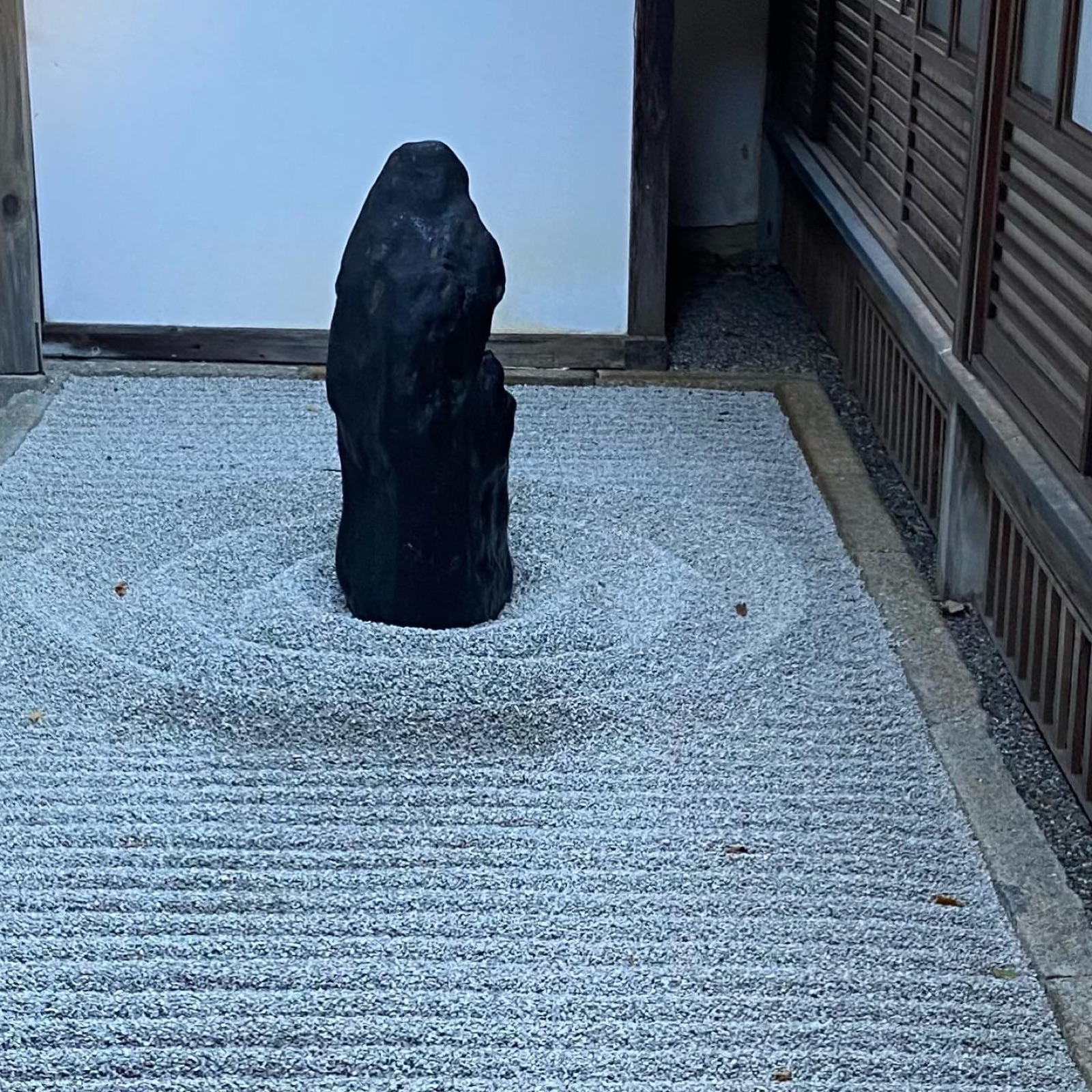 雲龍院の坪庭、白砂の渦と黒い立石